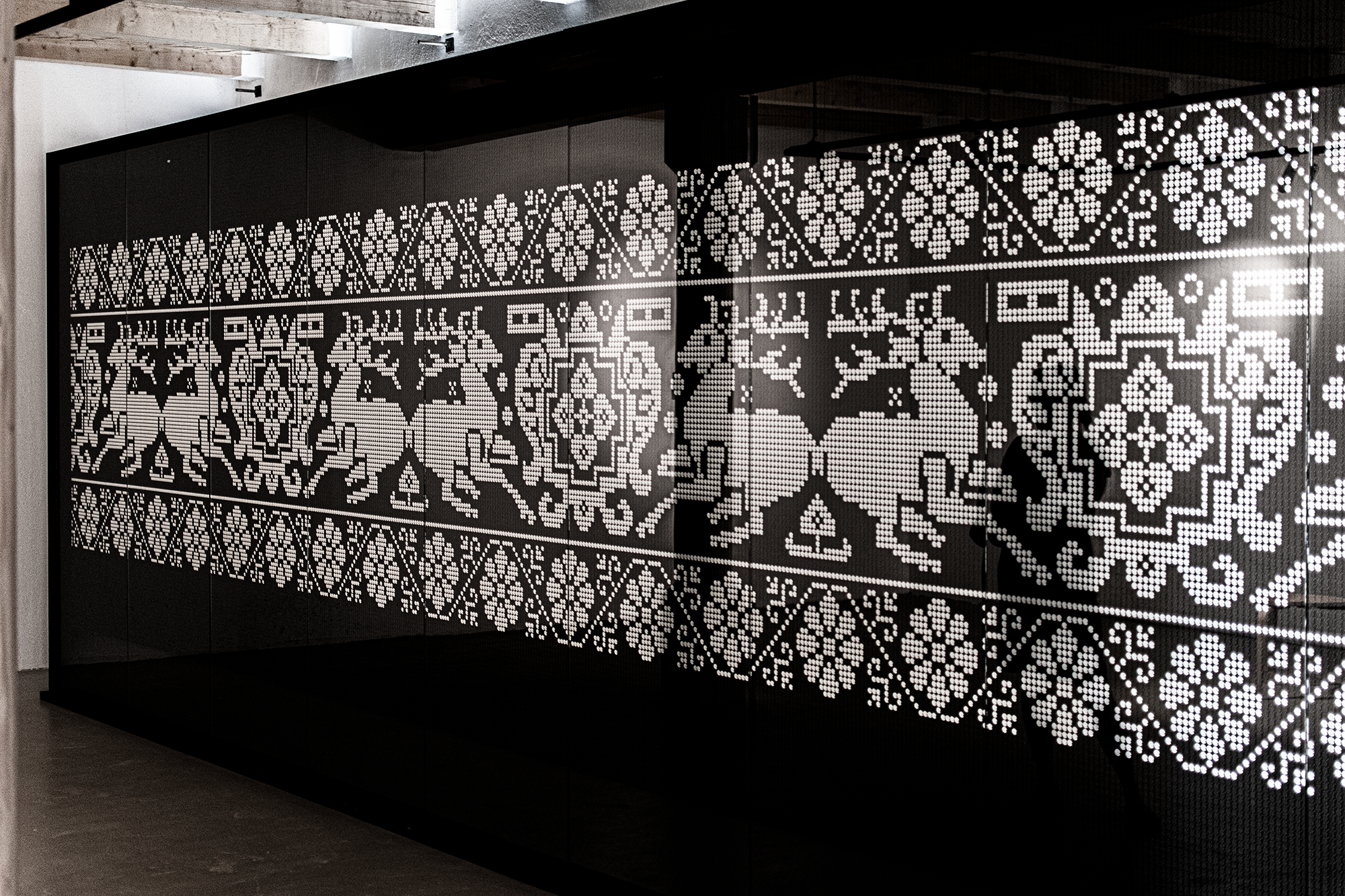 Szentendrei Skanzen, Flipdot installáció a szászok kivásárlásáról, 2022 foto: XORXOR